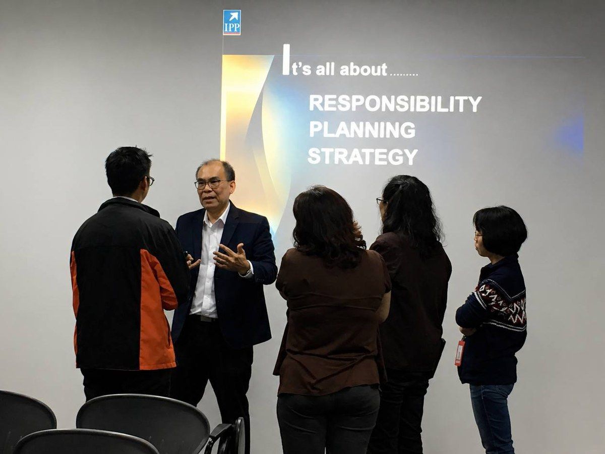 Yeo Wee Khin engaging participants after a corporate workshop